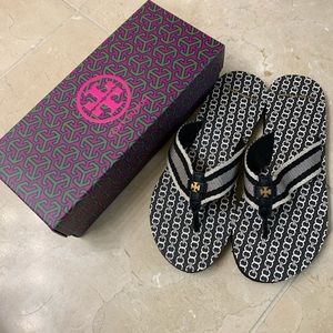 Tory Burch Gemini link flip flop 8 black grey
